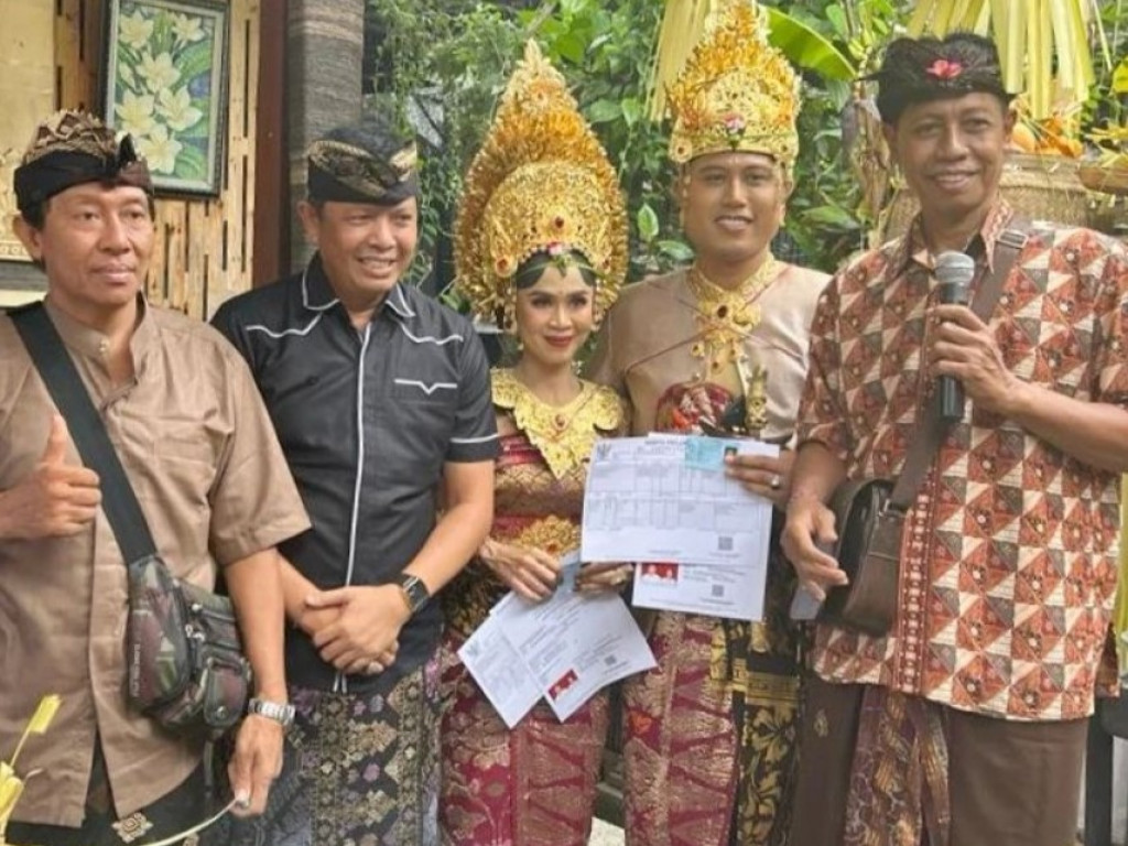 Kegiatan Penyerahan Kartu Keluarga, Akta Perkawinan dan Kartu Tanda Penduduk  Baru di Banjar Celuk, Desa Dalung
